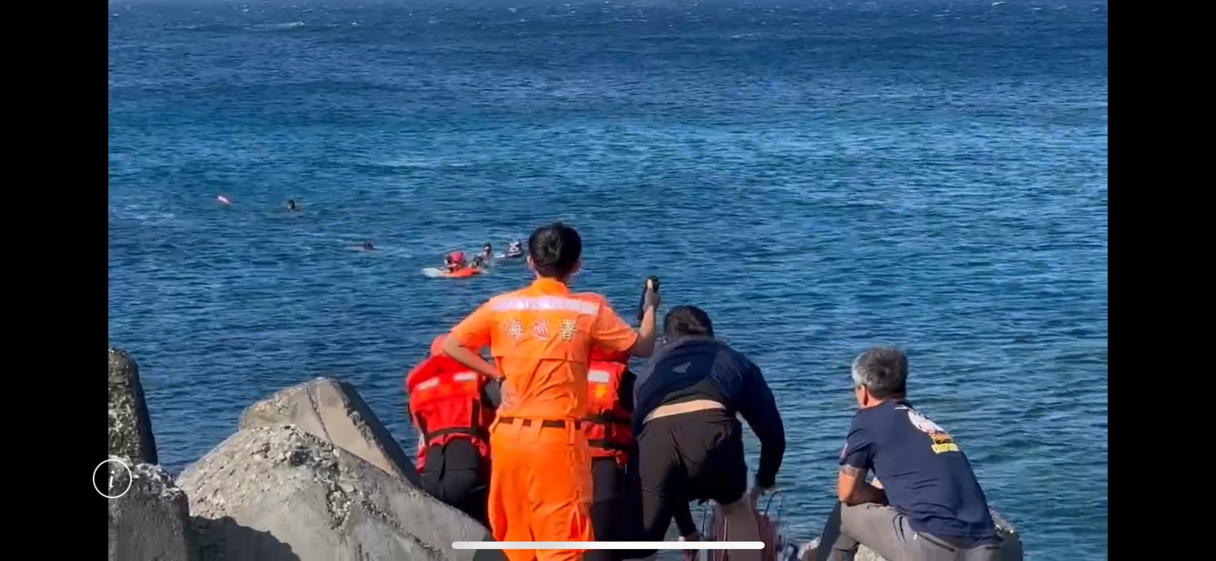綠島潛客無力游返岸際 海巡消防海協成功救援