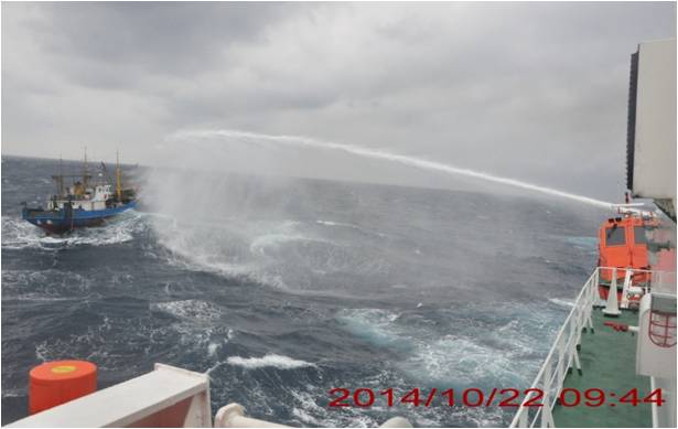 環保生態-大陸漁船不服取締 新北艦強勢水柱驅離