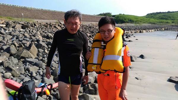 夢幻沙灘民眾海上溺水 海巡機警發現協助救援