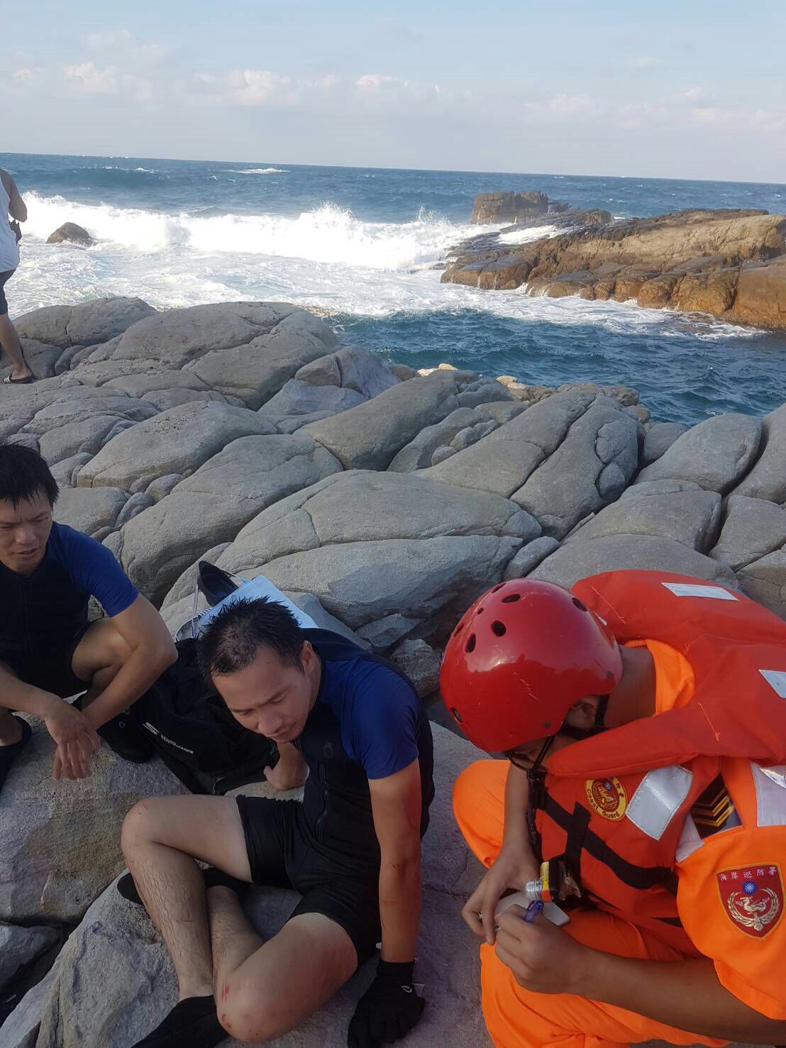 龍洞跳水平台民眾受傷  海巡人員緊急馳赴救援