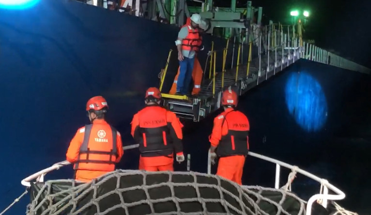 印度船員海上急傷 台中海巡即刻接駁救援