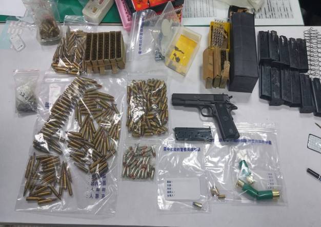 2015年1月28日彰化查緝隊於高雄市鳥松區查獲制式槍枝2枝、 制式彈藥263顆及嫌犯1人。