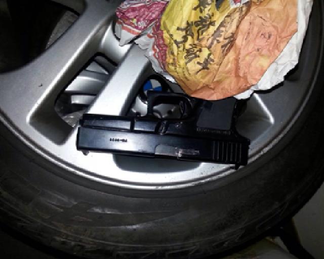 2015年3月30日臺中查緝隊於新竹縣竹北市查獲國人鄭某持有制式槍枝2枝、改造槍枝4枝。