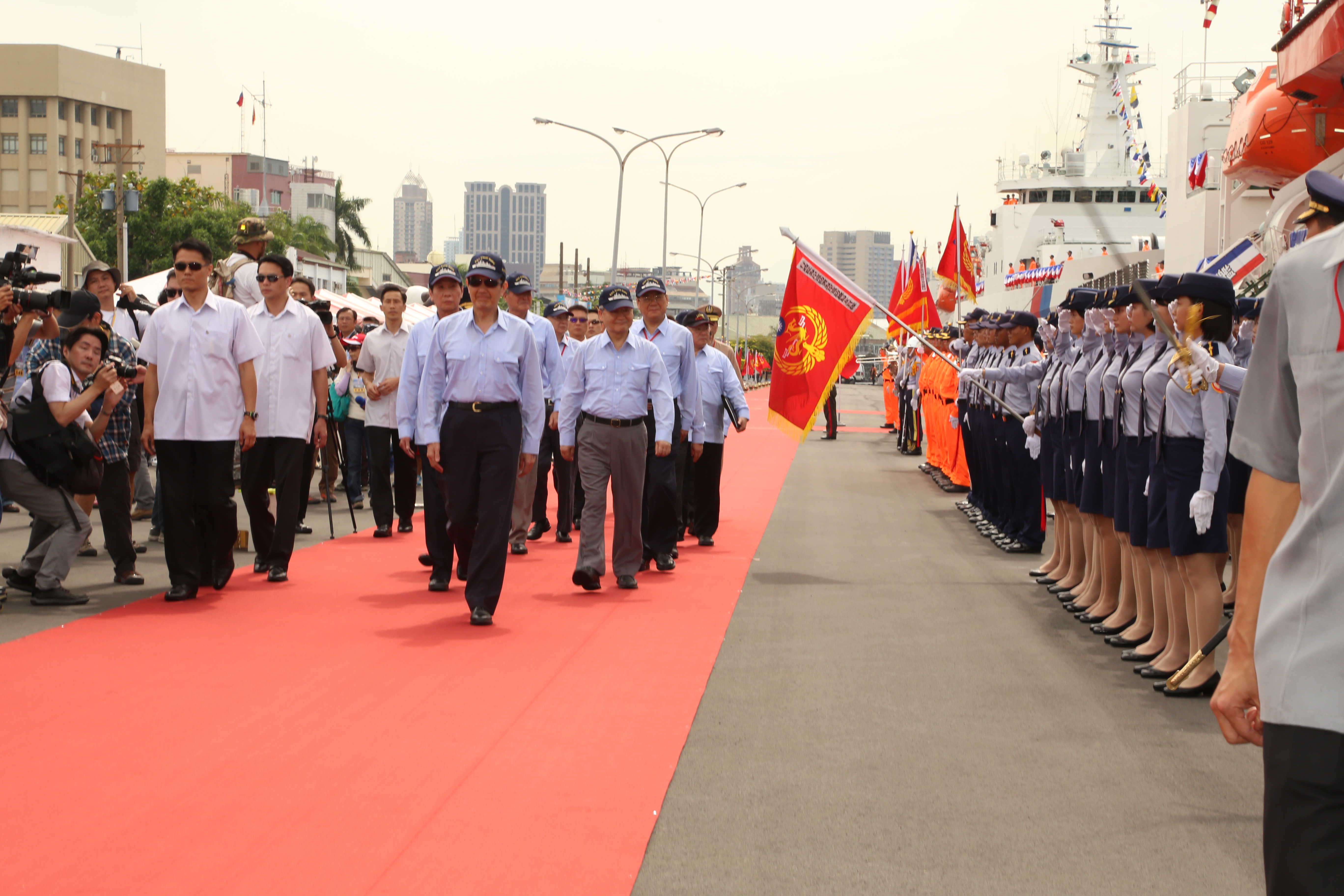 總統、行政院長與海巡署署長校閱高雄艦、宜蘭艦