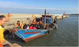 2014年11月6日，本署新竹海巡隊於新竹外海3浬處查獲1艘中國大陸籍木殼船載有32名越南籍偷渡