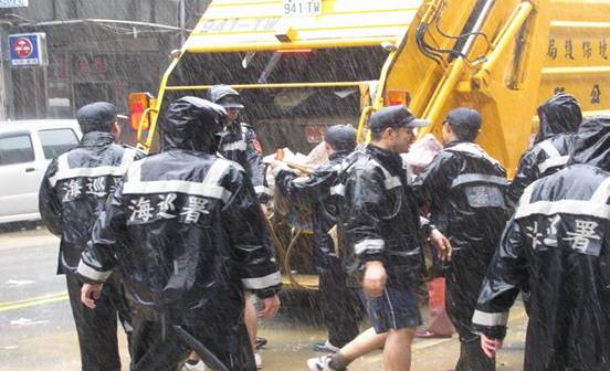 梅姬颱風期間，協助蘇澳鎮進行災後復原工作