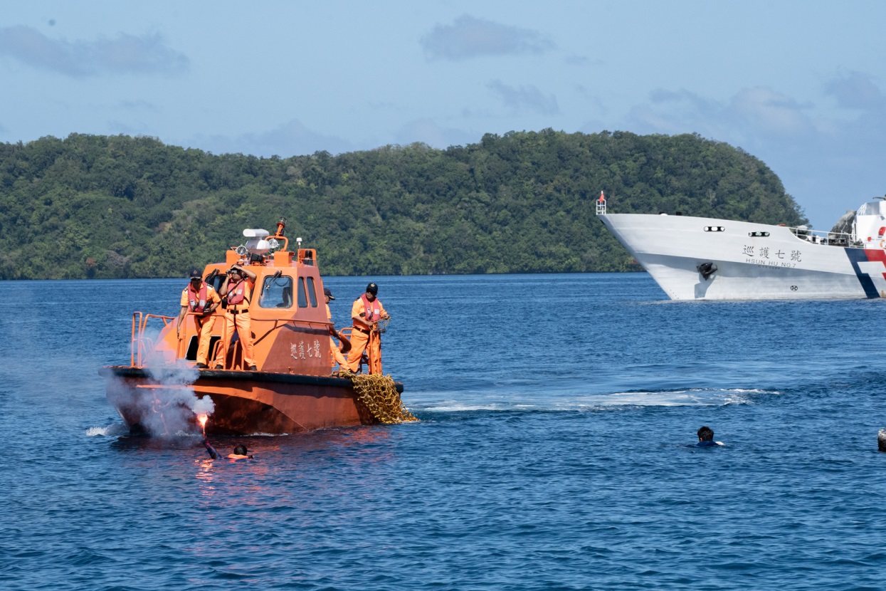 本署派遣「巡護七號」船與該國海巡人員共同辦理「海上救生救難演練」