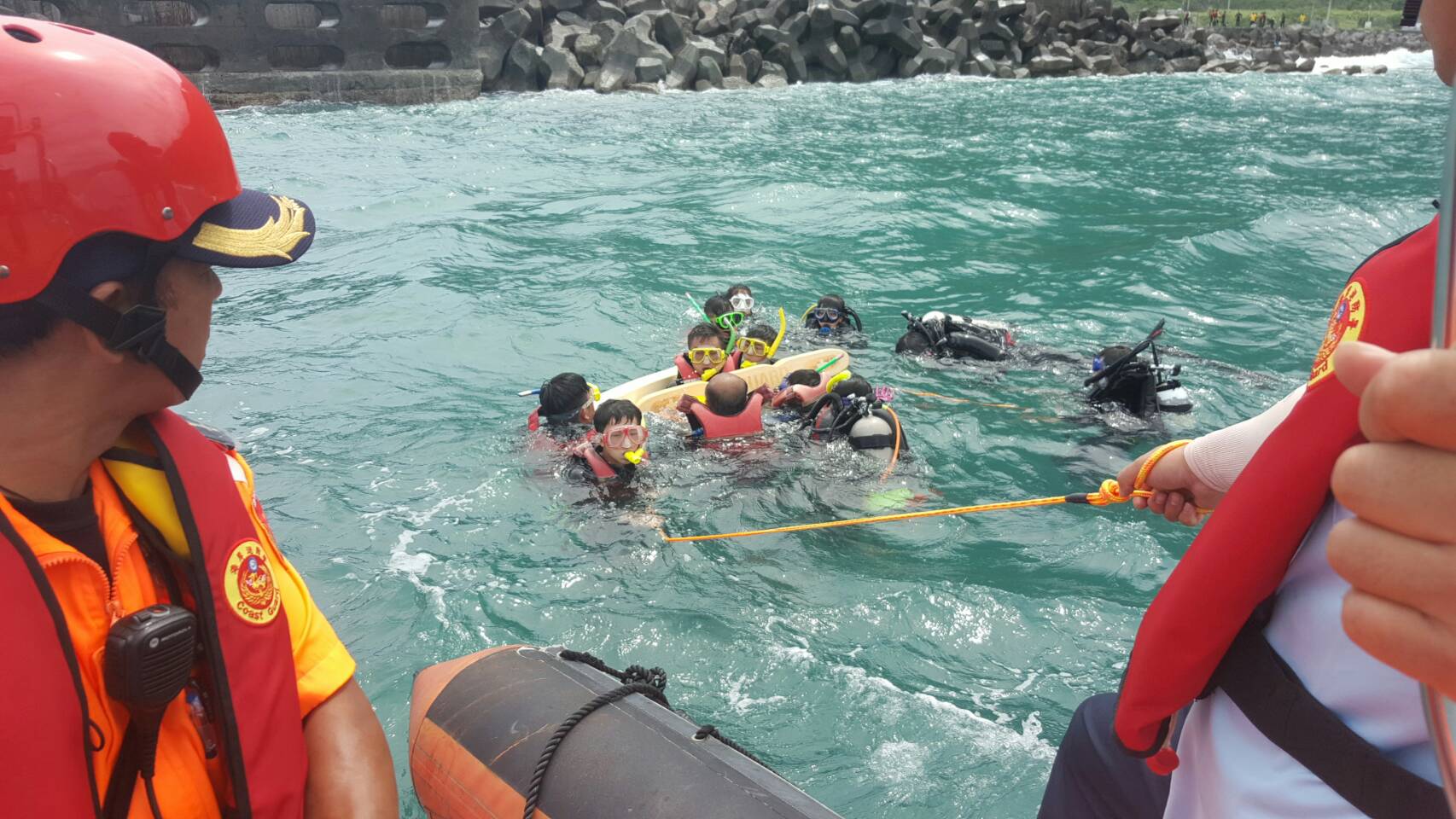 海巡人員以浮水繩將潛水客帶往救生艇救援 海巡人員以浮水繩將潛水客帶往救生艇救援