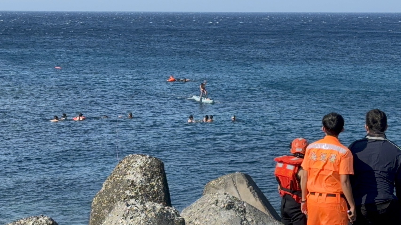 綠島潛客無力游返岸際 海巡消防海協成功救援