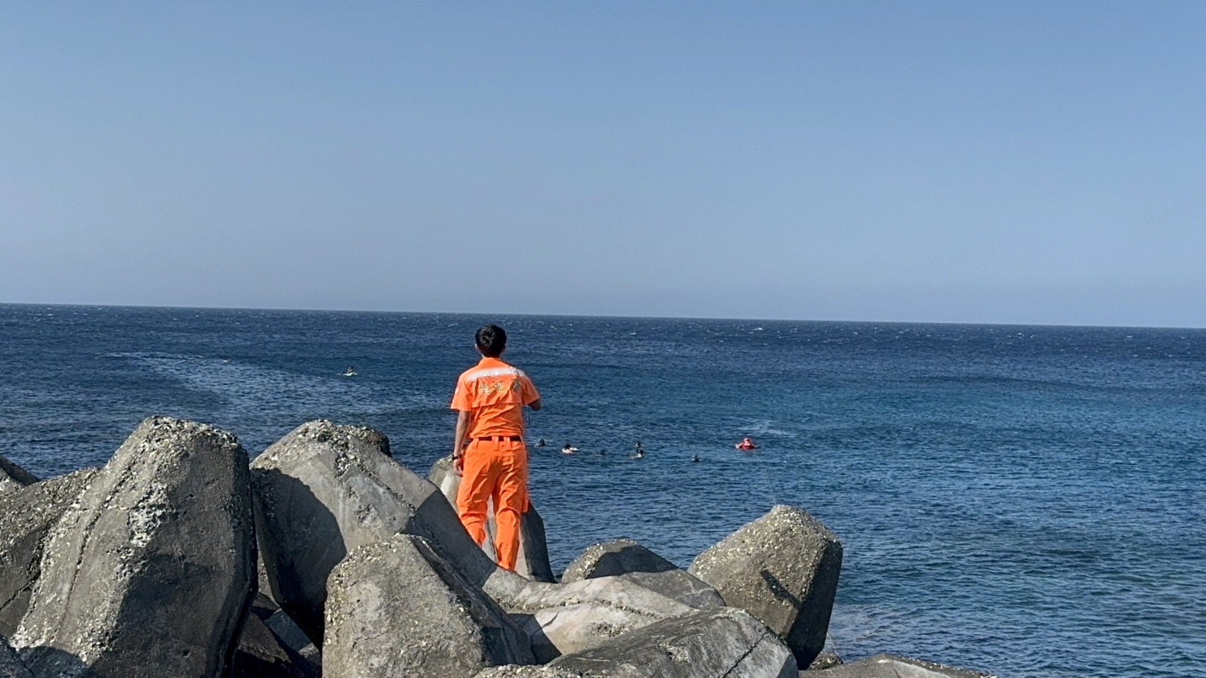 綠島潛客無力游返岸際 海巡消防海協成功救援