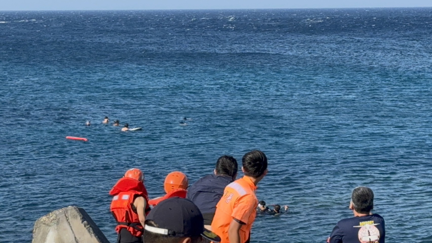 綠島潛客無力游返岸際 海巡消防海協成功救援