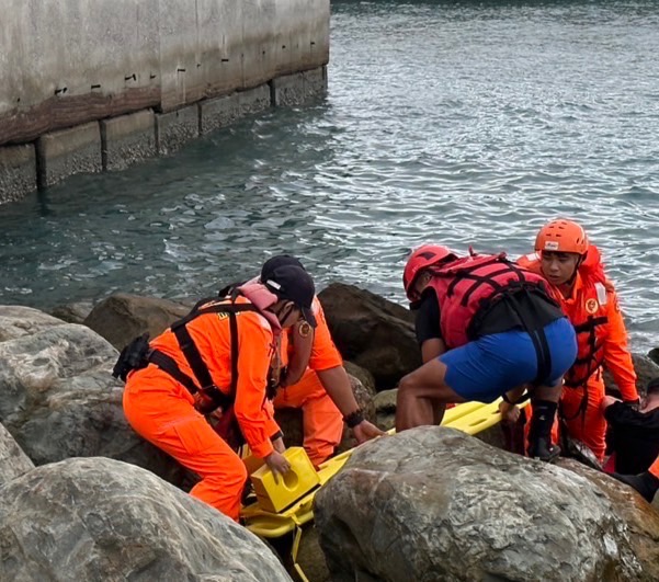 海巡人員協助落海民眾就醫