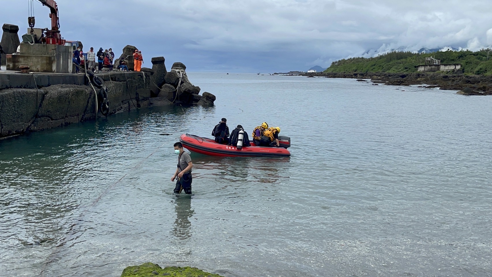 基翬泊區民眾潛水捕魚溺水，海巡警消齊力搜救