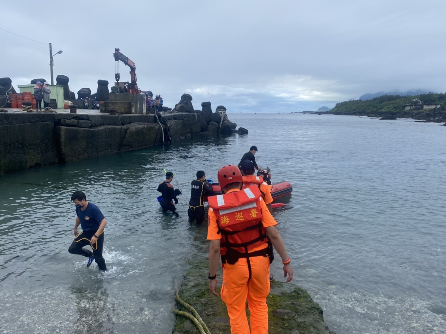 基翬泊區民眾潛水捕魚溺水，海巡警消齊力搜救