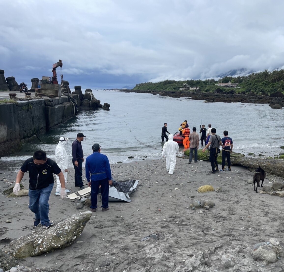 基翬泊區民眾潛水捕魚溺水，海巡警消齊力搜救