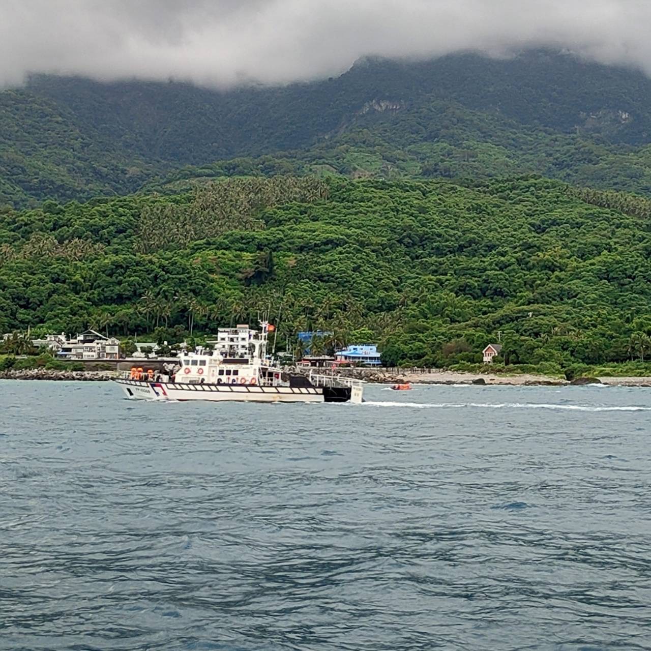 海巡艇抵達現場