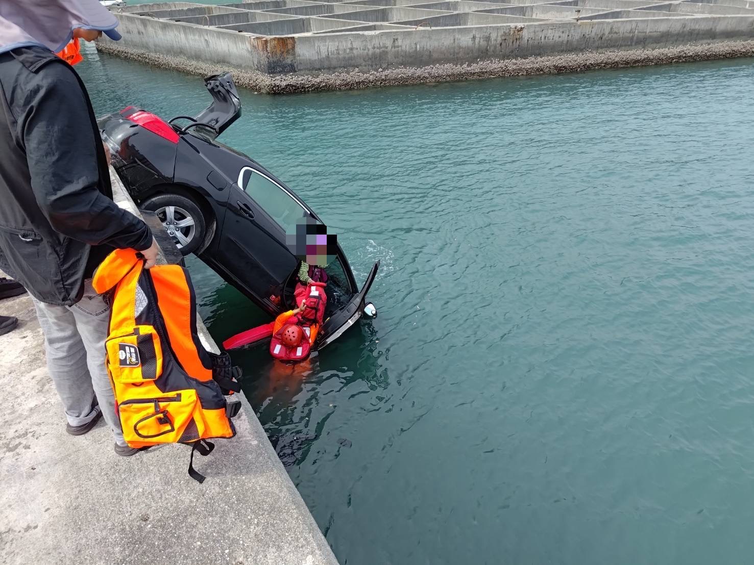 海巡人員救援落海民眾