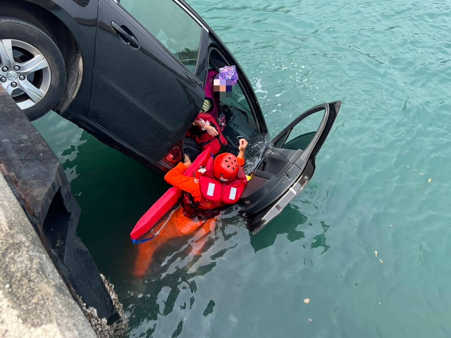 海巡人員救援落海民眾