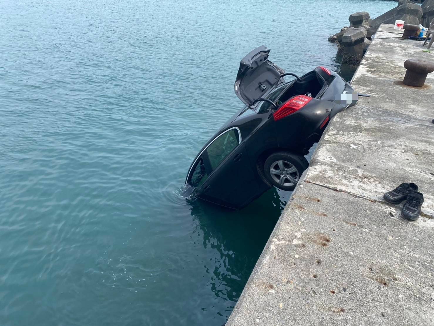 海巡人員救援落海民眾