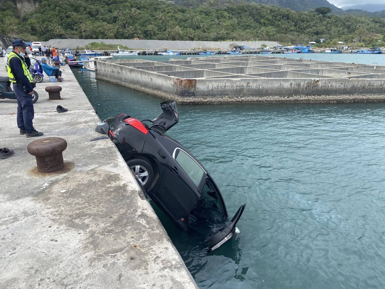 海巡人員救援落海民眾