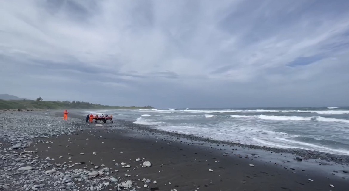 海巡人員至現場救援