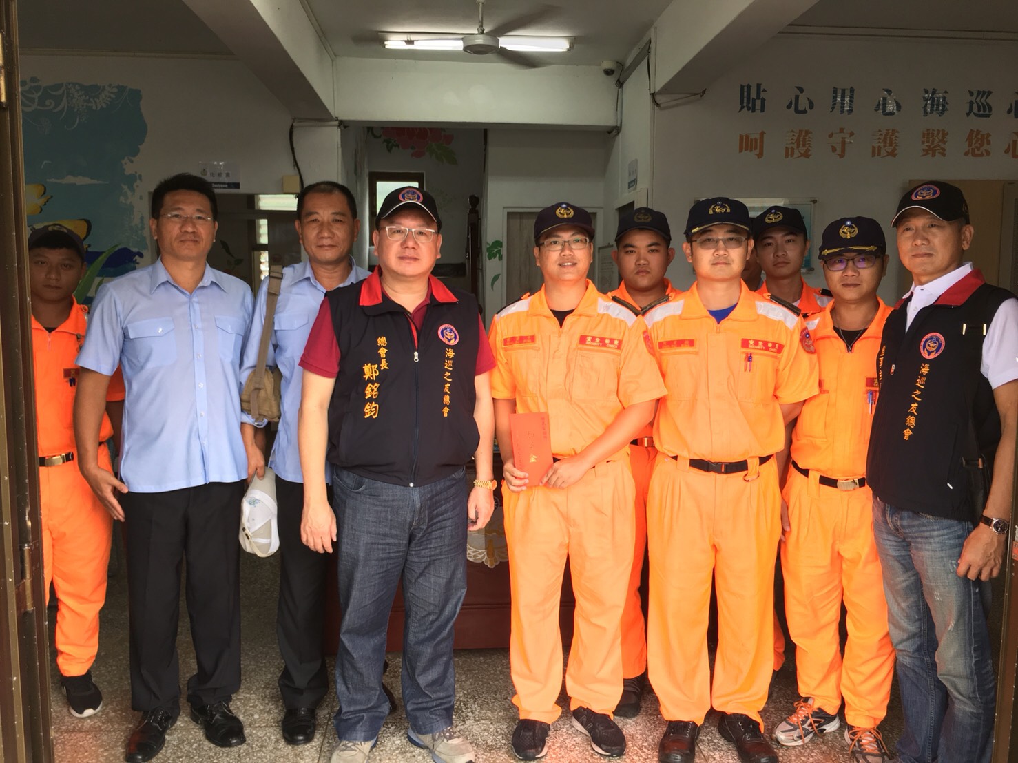 海巡之友總會總會長鄭銘鈞至綠島安檢所慰勞海巡弟兄辛勞,並由艦隊分署副分署長及第一三岸巡隊隊長陪同 海巡之友總會總會長鄭銘鈞至綠島安檢所慰勞海巡弟兄辛勞,並由艦隊分署副分署長及第一三岸巡隊隊長陪同