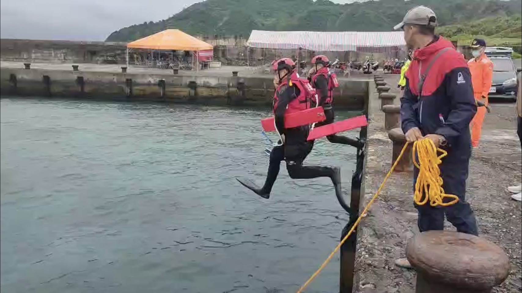 綠島海上救生協會成軍  海巡聯合救生操演