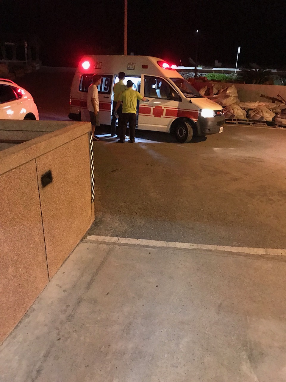 由救護車將人員送醫救護 由救護車將人員送醫救護