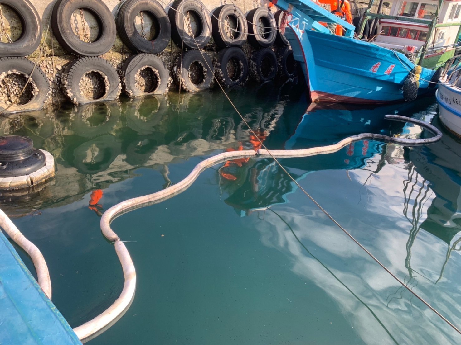 綠島南寮港驚見油污染  海巡同仁迅速處置清除