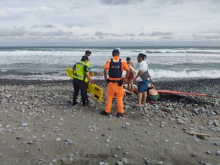 海巡消防聯手馳援　衝浪客離岸平安上岸