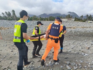 海巡消防聯手馳援　衝浪客離岸平安上岸