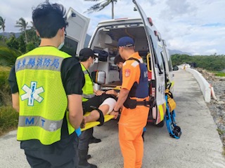 海巡消防聯手馳援　衝浪客離岸平安上岸