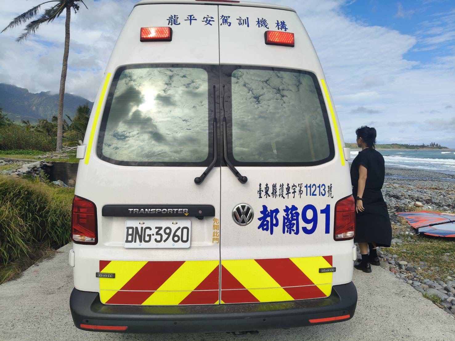 海巡消防聯手馳援　衝浪客離岸平安上岸