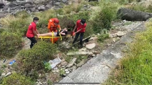將受傷民眾救援上岸