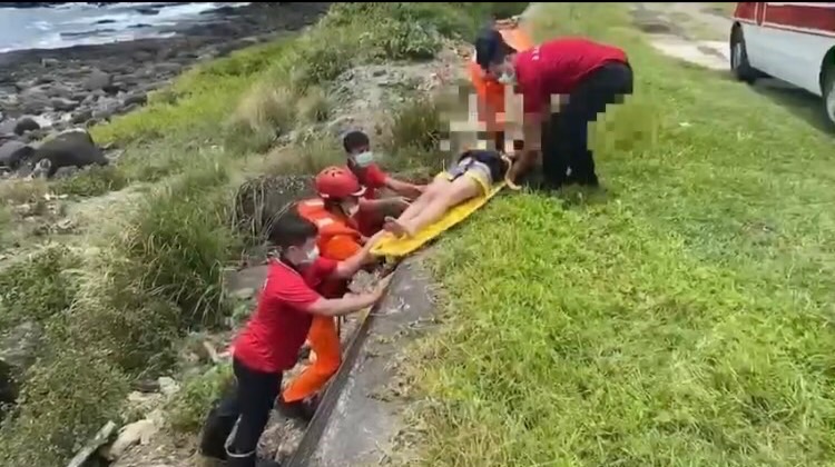將受傷民眾救援上岸