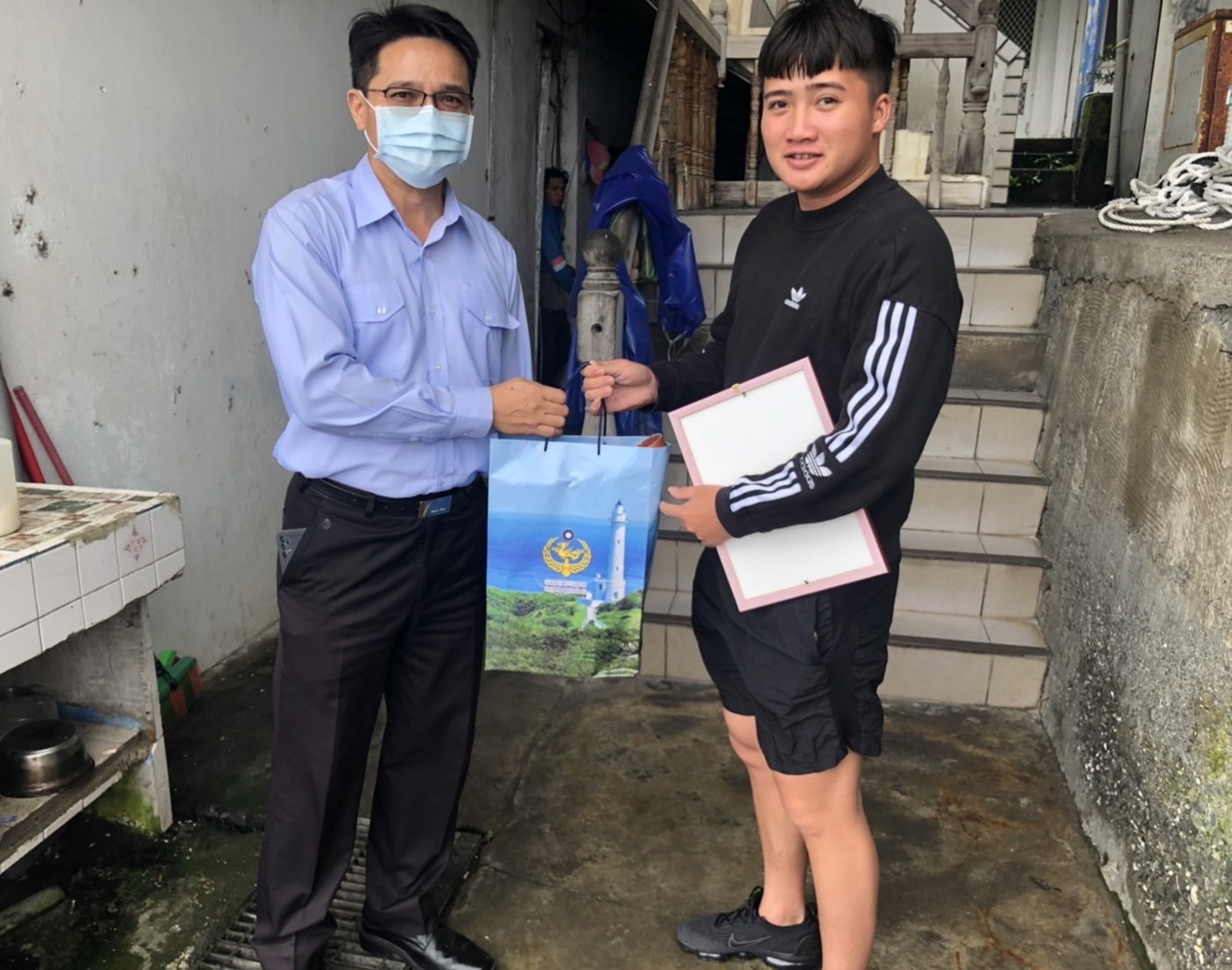 漁民楷模善行義舉 海巡親訪致謝