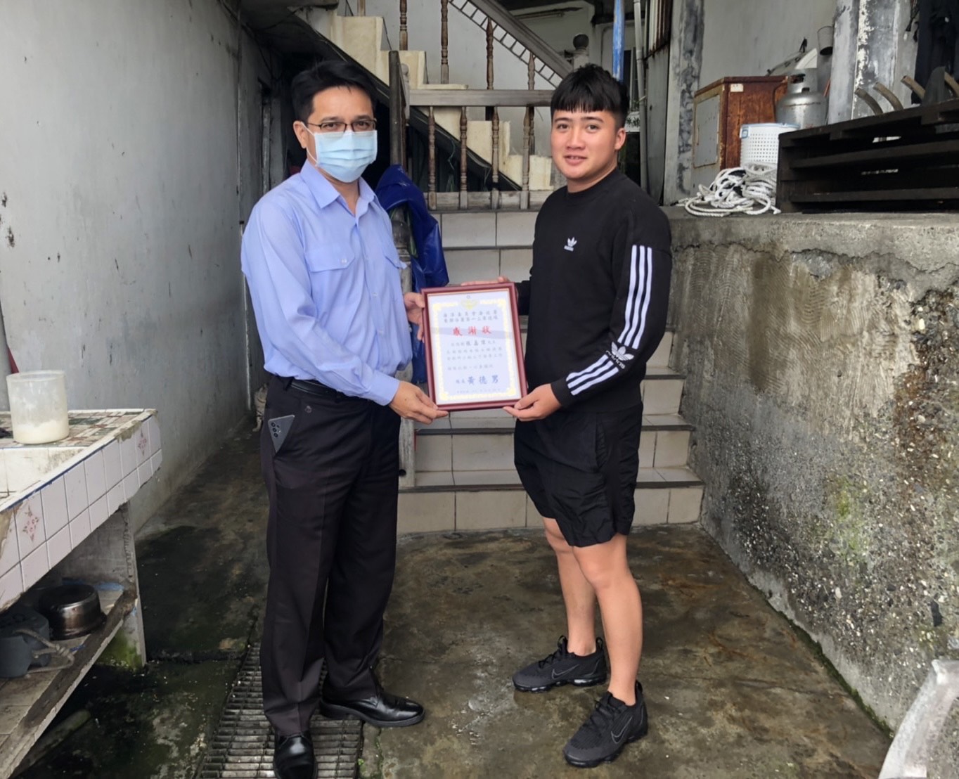 漁民楷模善行義舉 海巡親訪致謝