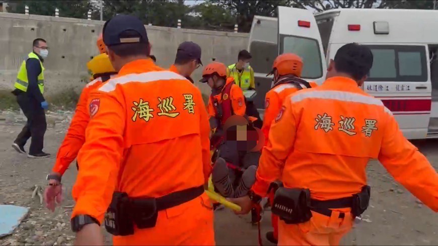 富岡漁港民眾不慎落海 海巡消防聯合馳援