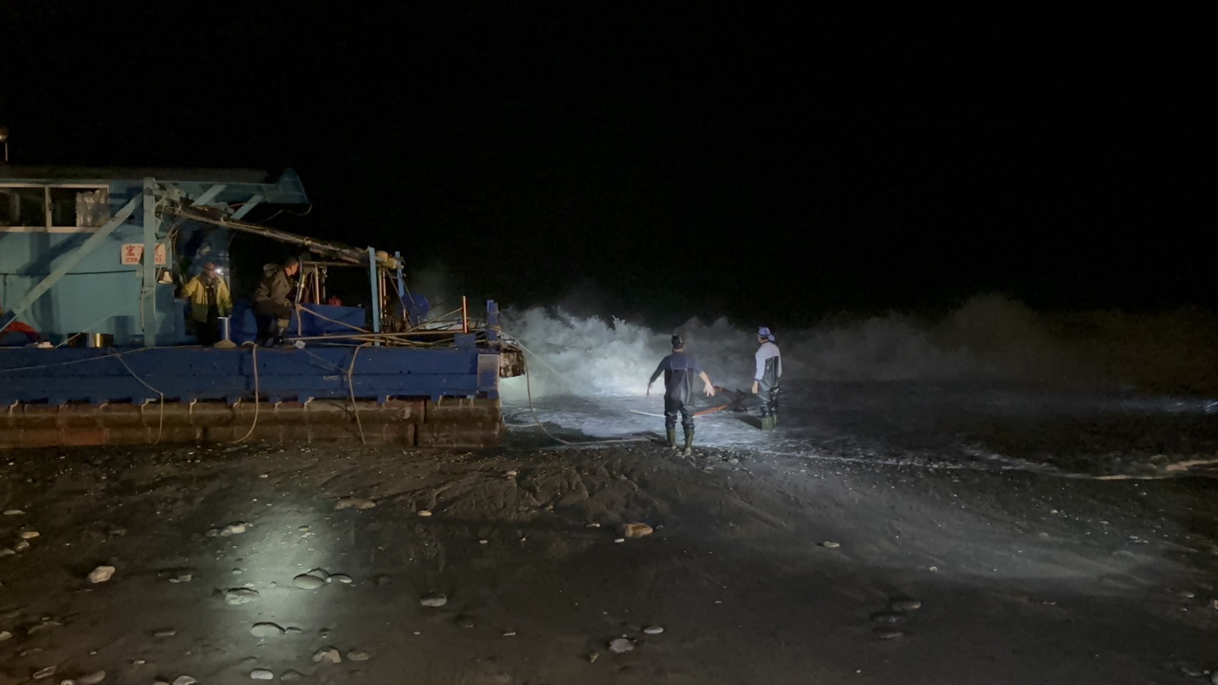 入夜出海膠筏擱淺 岸巡人員即刻救援