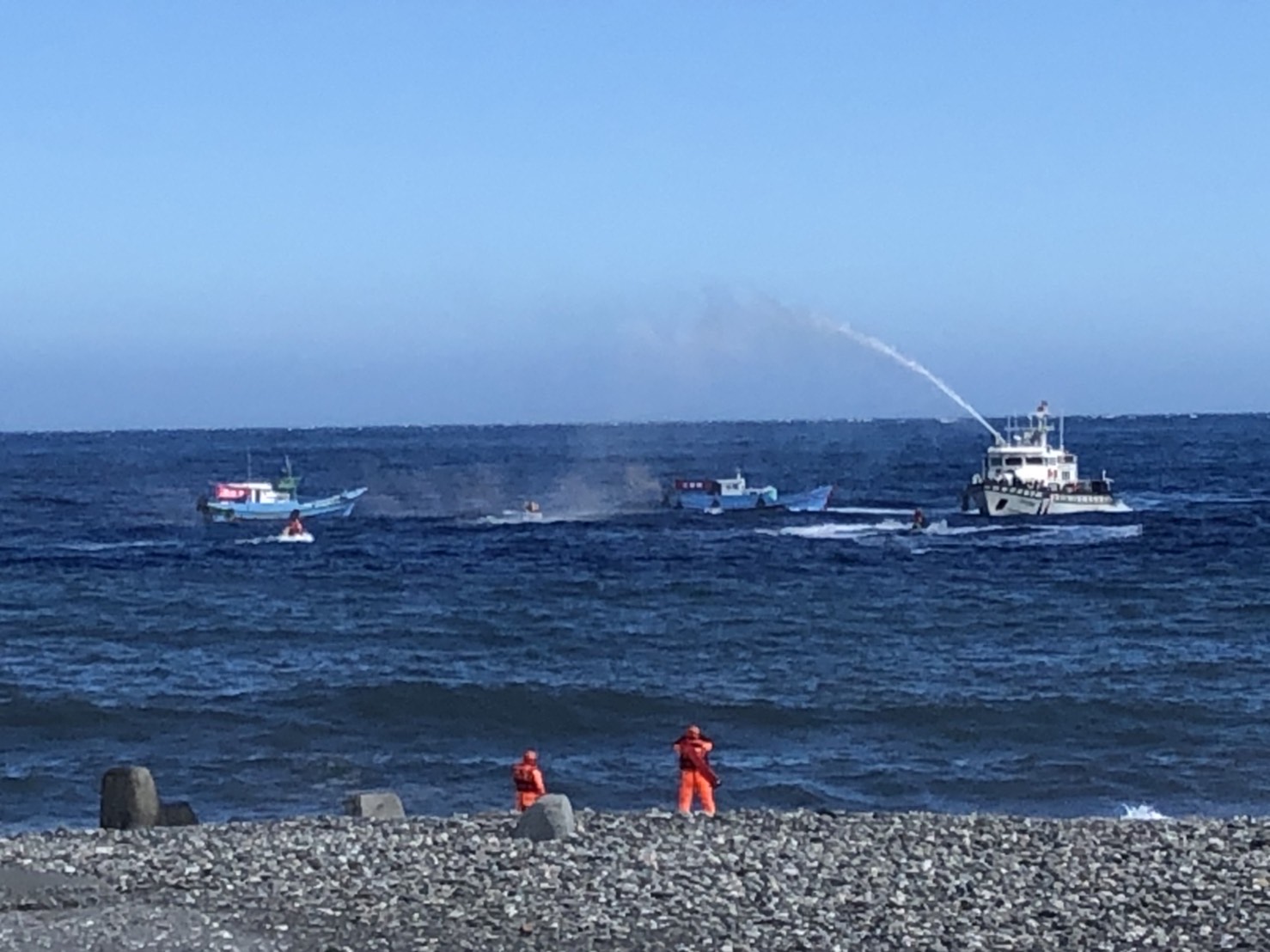 海巡艇實施海上救援演練