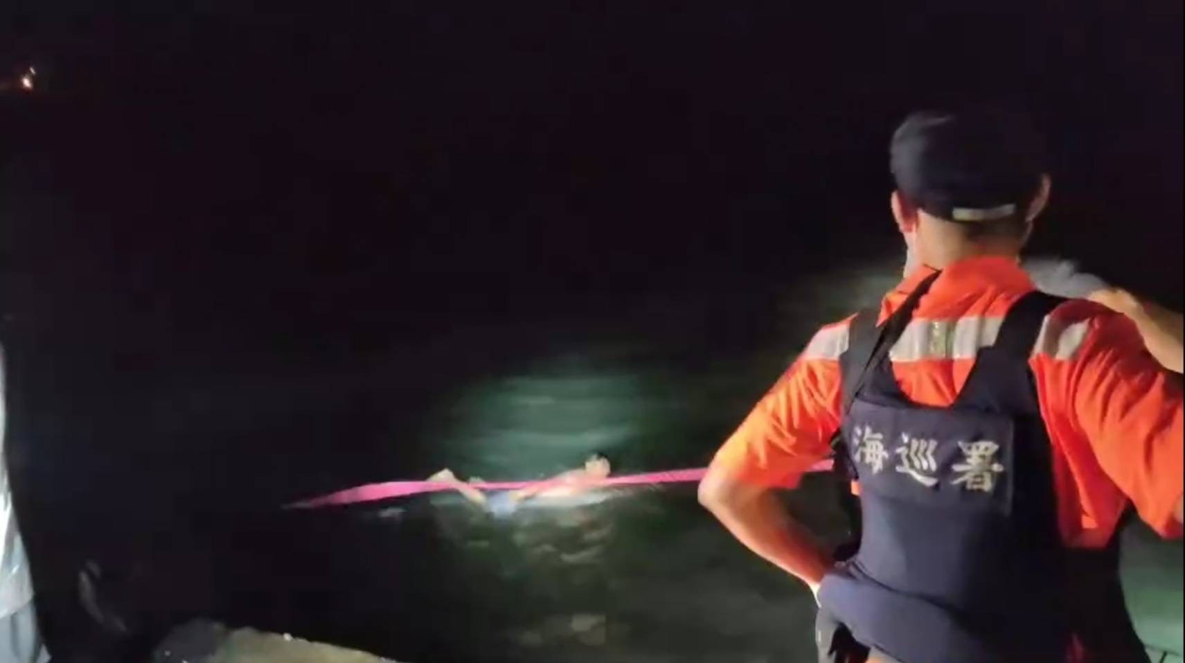 衝浪客颱風戲水險失聯  海巡警消攜手齊救援