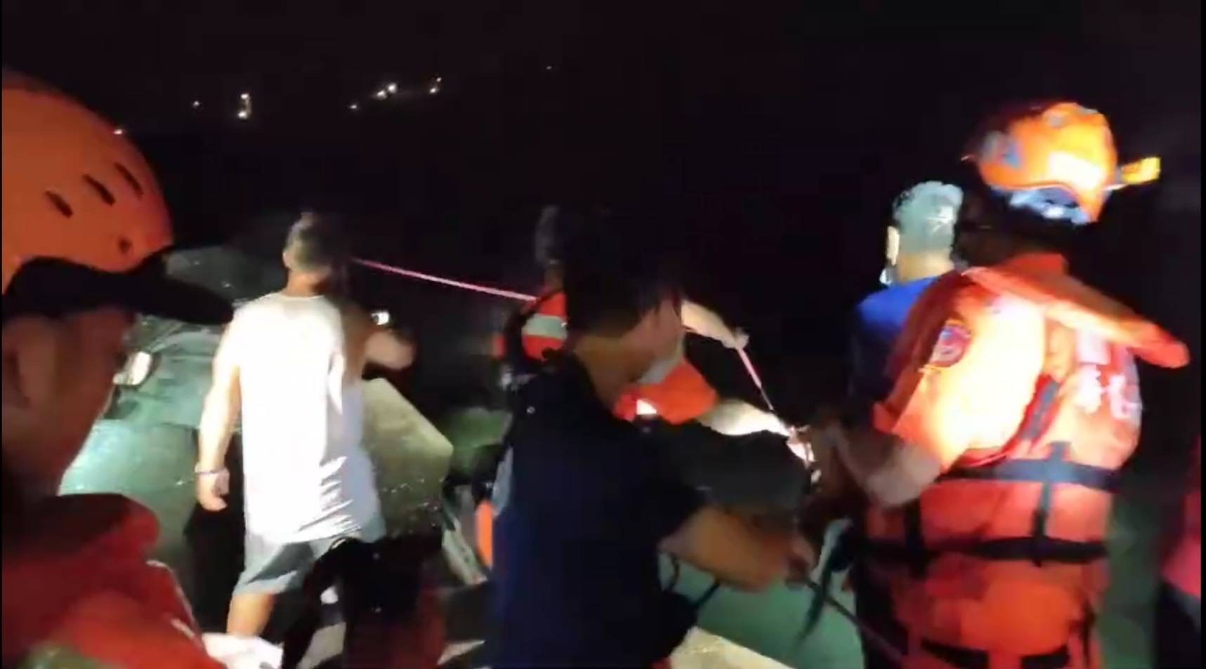 衝浪客颱風戲水險失聯  海巡警消攜手齊救援