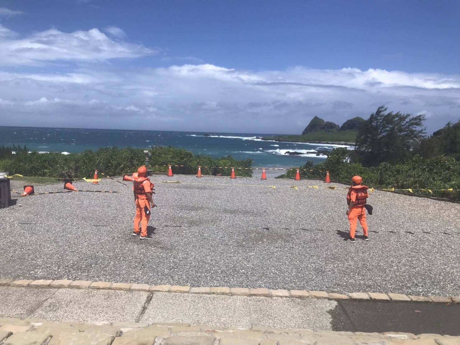 海巡人員拉封鎖線