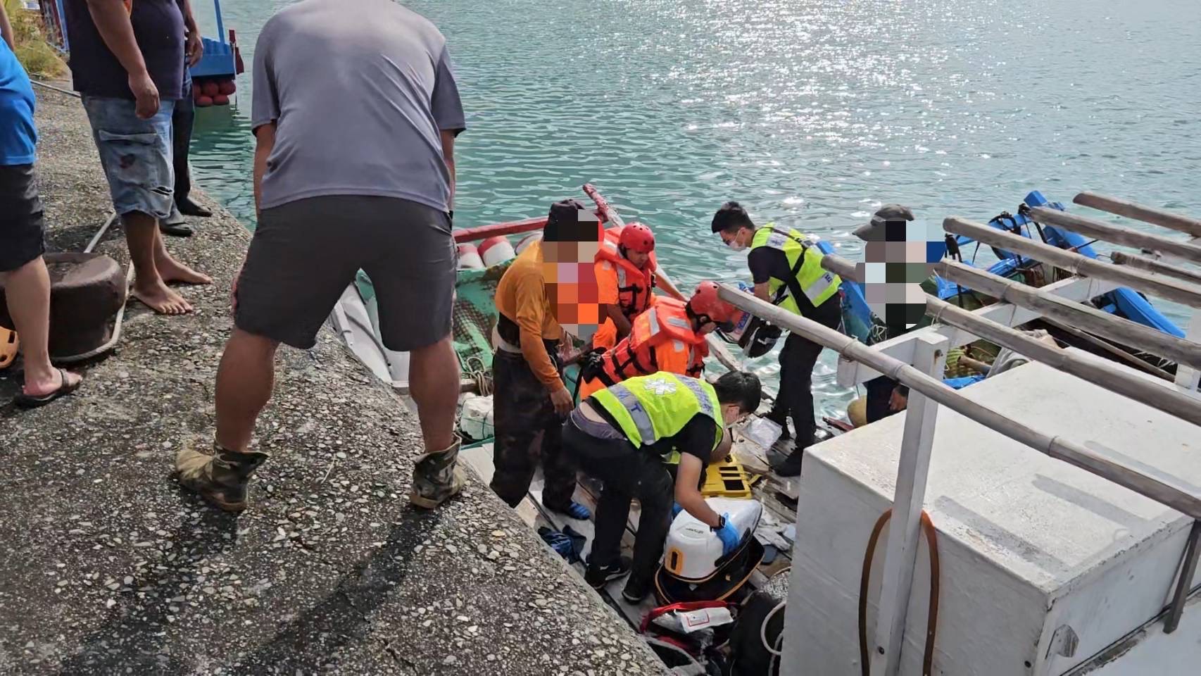 金樽港區漁民落海 海巡人員即刻救援
