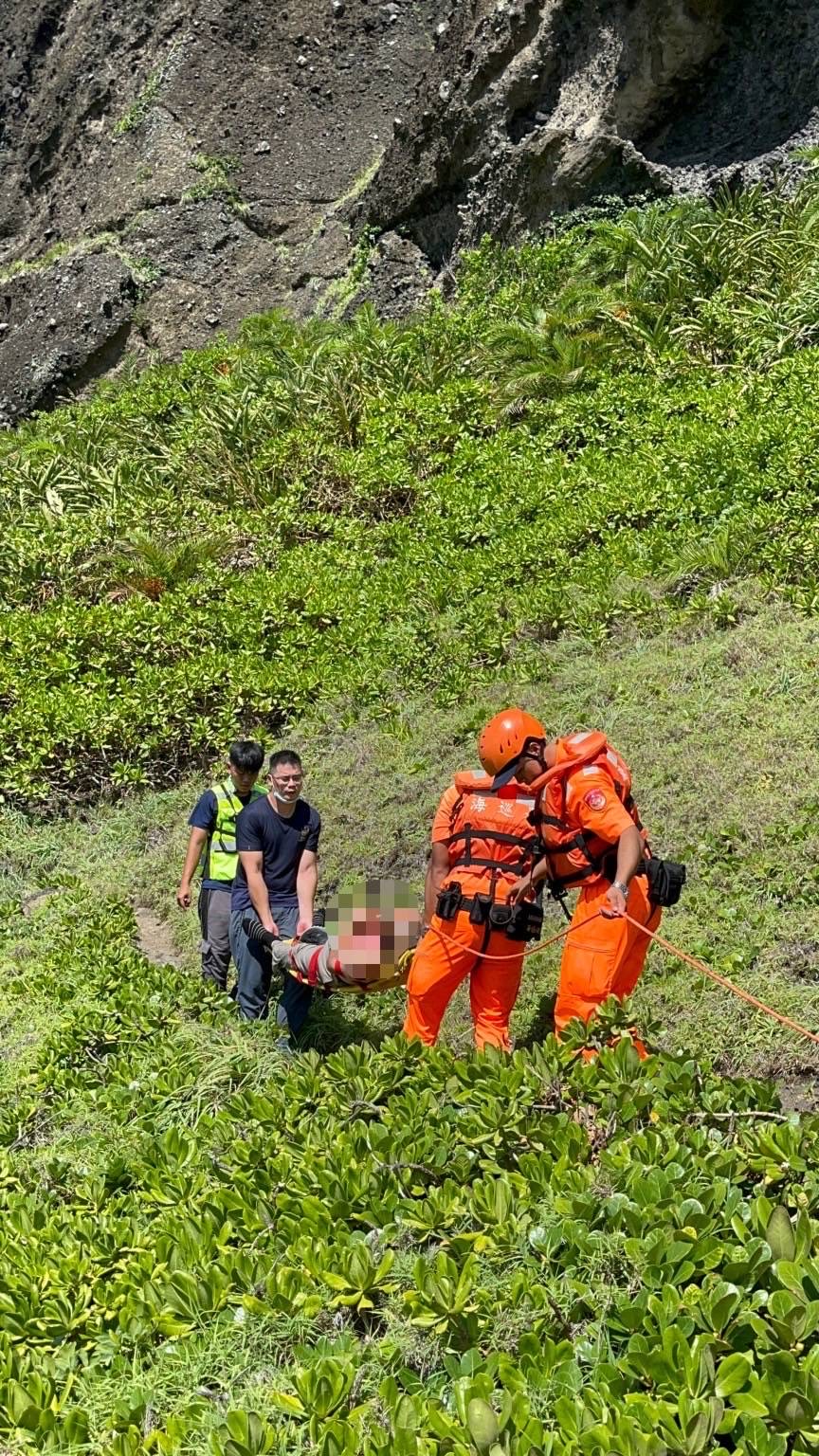 海巡人員及消防隊救援失足民眾