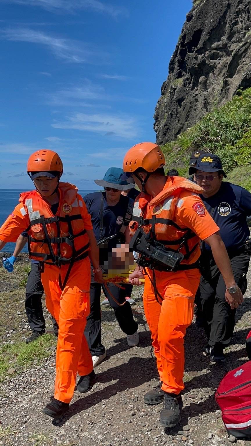 海巡人員及消防隊救援失足民眾