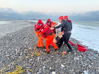 東部海域接連發生落海意外 海巡與消防即刻馳援成功救起溺水民眾