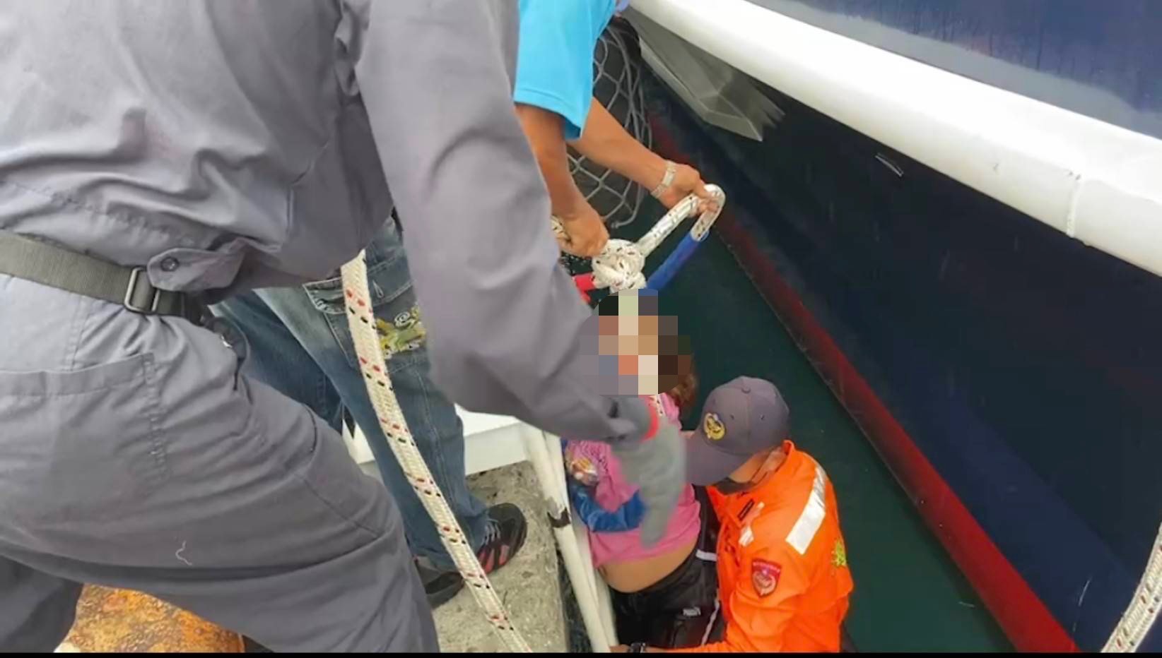 海巡同仁將民眾拉起上岸
