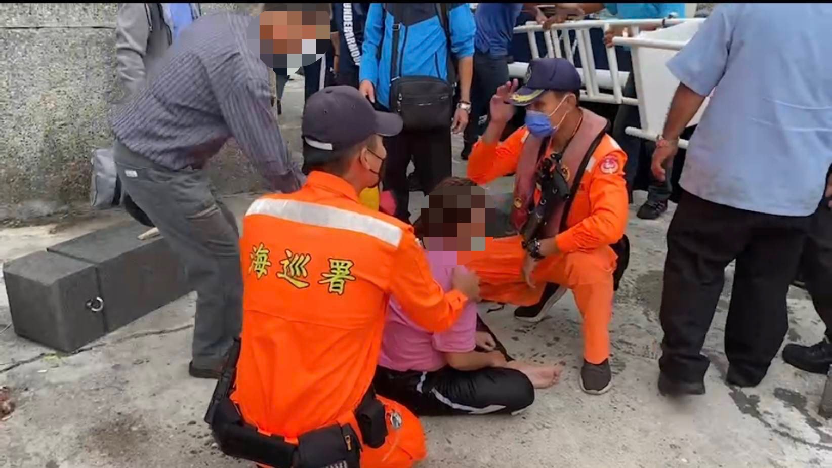 海巡同仁檢視落海民眾傷勢