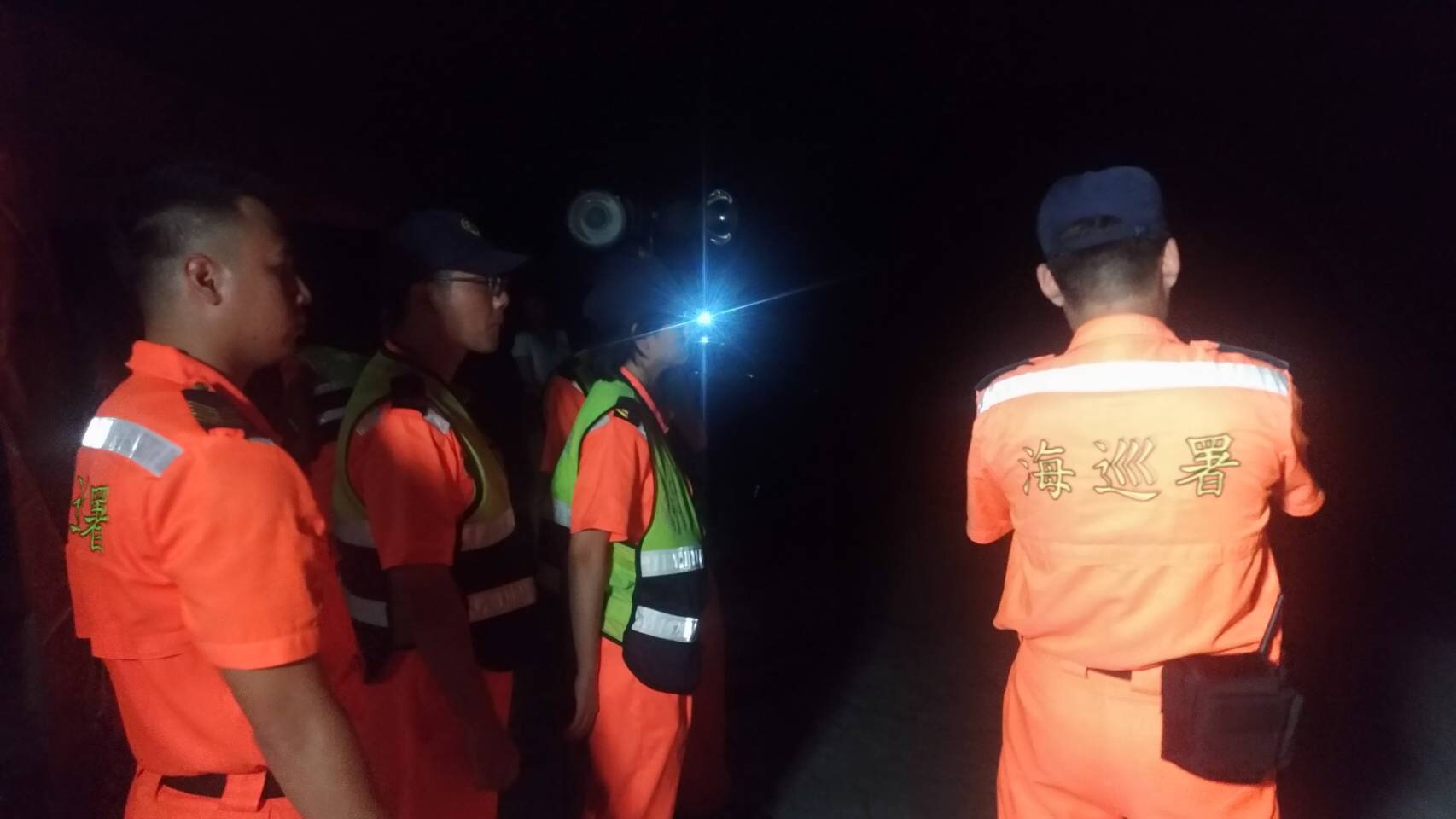 海巡人員編組對岸際實施海面搜索 海巡人員編組對岸際實施海面搜索